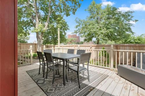 Downtown Minneapolis House | City Oasis Awaits Cozy DT Home With Hot Tub Vikings