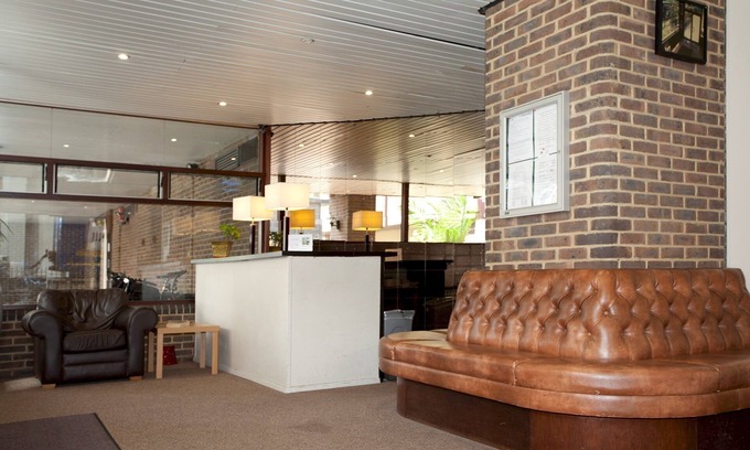 Tower Hill Apartment | City of London Large Studio Apartment in Luxury Apartment Block