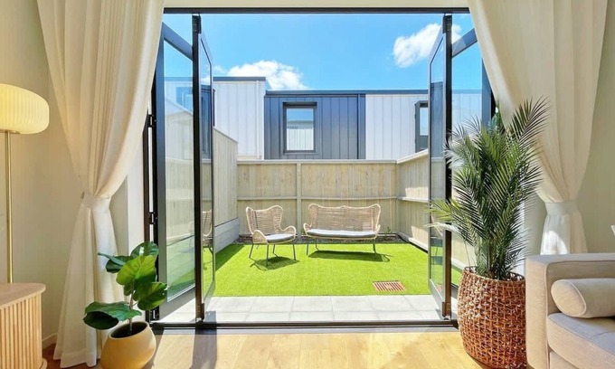 Grey Lynn Condo | City Serenity 2BR Townhouse vs AC|Backyard|Parking