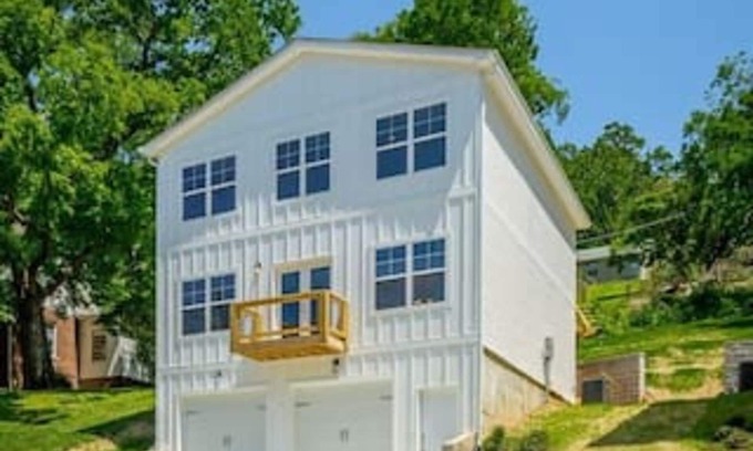 Chattanooga House | City Side Comfort in Missionary Ridge - hot tub!