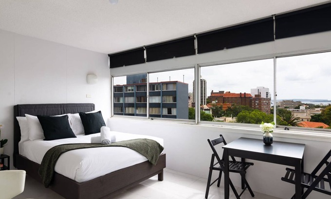 Kings Cross Apartment | City Stay with Stunning Views Free Parking