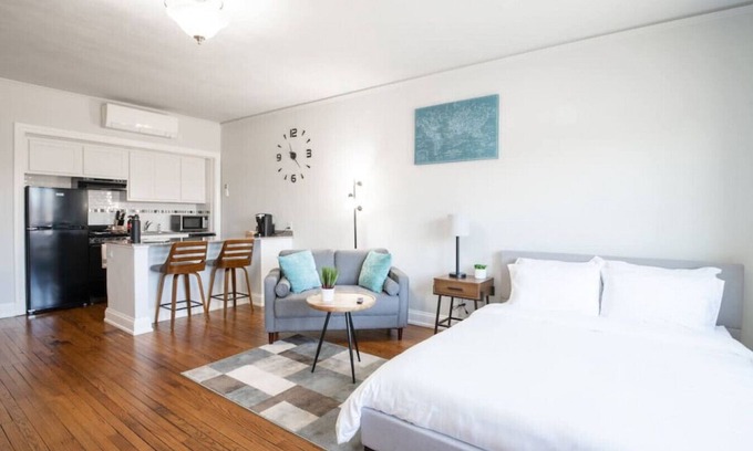 Peoria Apartment | CITY VIBES - Modern Suite in the heart of Downtown