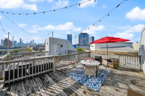 Ranch Triangle Apartment | City-View Chicago 3-BR Rooftop