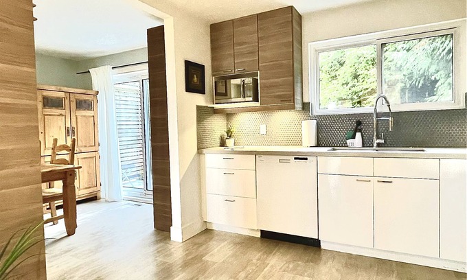 Upper Lonsdale House | City View Home-wi-fi, parking, decks, BBQ, W/D