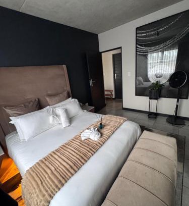 Greater Johannesburg Metropolitan Area Apartment | Cityescapes 2F in Waterfall Midrand - Beautiful self catering 2 bedroom unit next to Kyalami Racetrack with free WiFi swimming pool gym and restaurant - Perfect for a small family