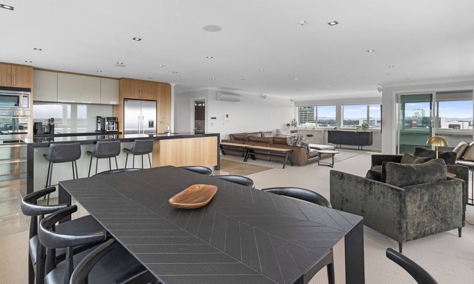 Hamilton House | CITYSCAPE VIEWS - HAMILTON CITY CENTRE PENTHOUSE APARTMENT in Hamilton