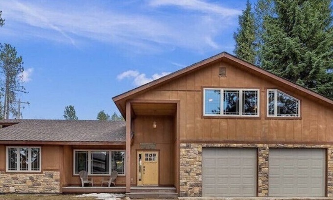 McCall House | *CJ's Lakeview Cabin HotTub Spotless! GameRoom Parking Stocked Kitchen*