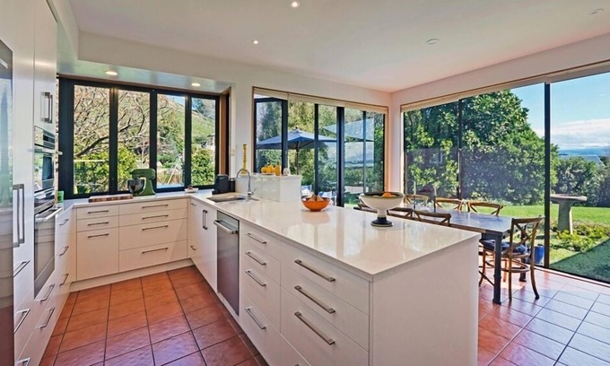Stoke House | Clairmont Retreat - Fantastic Nelson Holiday Home!