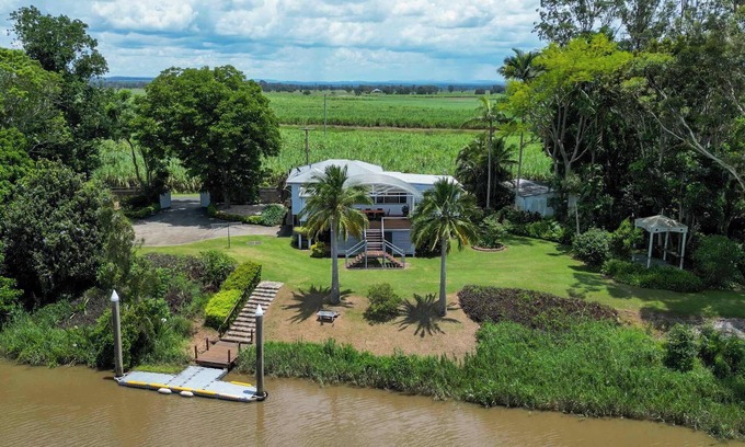 Lower Southgate House | Clarence River Retreat - Oceanstays - Farmstay & Jetty