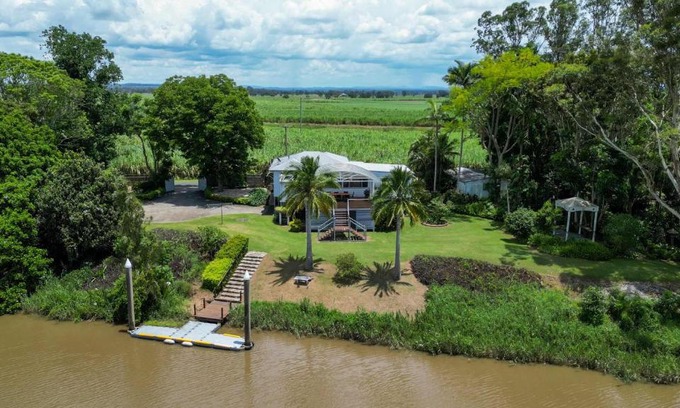 Lower Southgate House | Clarence River Retreat - Oceanstays - Farmstay & Jetty