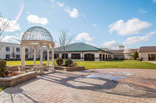 Elmhurst Hotel | Clarion Inn Elmhurst - Oak Brook near I-88, I-290, I-294