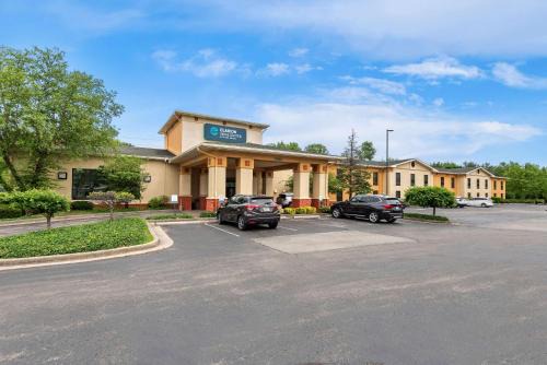 Pike Hotel | Clarion Inn & Suites Indianapolis Northwest