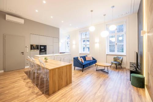 Budavar Apartment | Clark & Chain Charm Grand Suite with Castle View