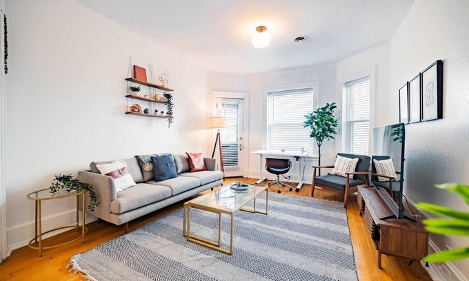 Detroit Apartment | Classic 2/1 Apt Near Villages | Free Parking