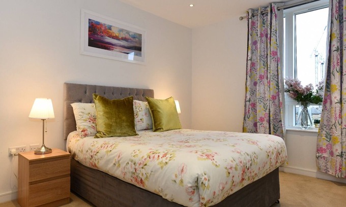 London Borough of Hounslow Apartment | Classic 2 Bed Flat near Brentford Football Stadium
