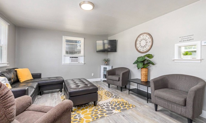 Central - Terry House | Classic 2-bedroom with extra large driveway