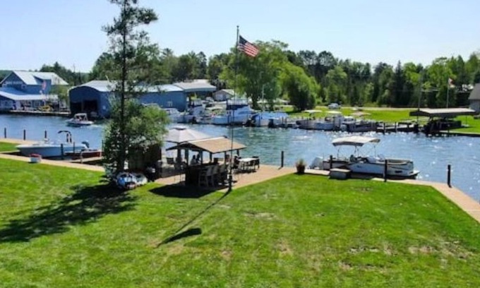 Indian River House | Classic 2BR Cabin Peaceful & Relaxing Stay