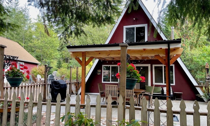 Shelton Cabin | Classic A-Frame Cabin near Lost Lake