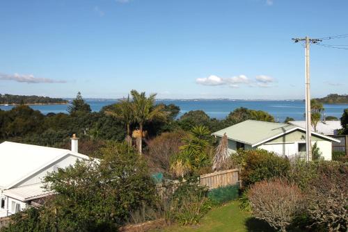 Surfdale House | Classic bach near the beach