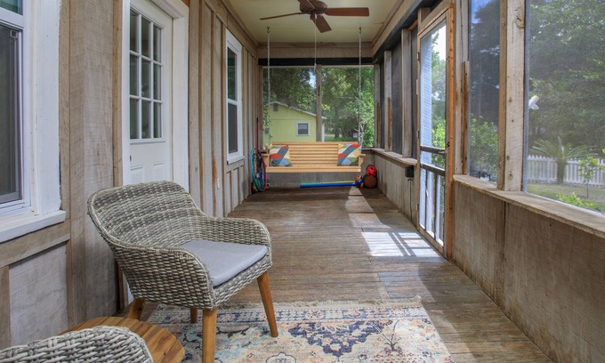 High Springs House | Classic Bungalow on Corner Lot - Screened Porch, Fenced Yard, Firepit & Grill
