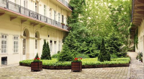 Inner City Budapest Apartment | Classic Central Apartment