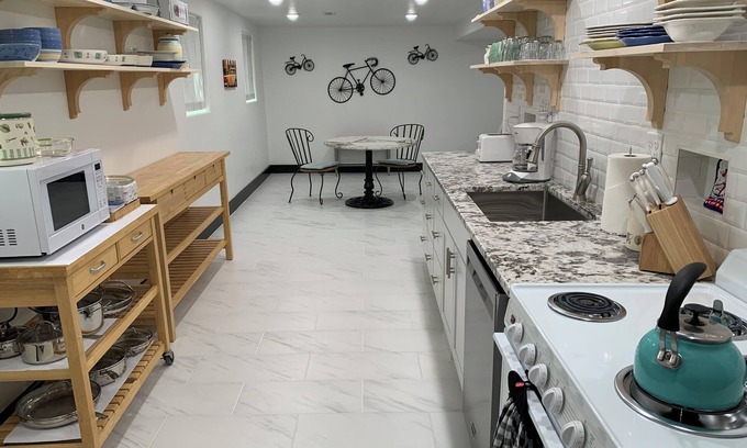 Cheyenne Apartment | Classic Charm B with Central AC, High Speed WiFi, Full Size Washer Dryer