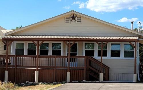 Canyon Lake House | Classic Charm Close To Lake