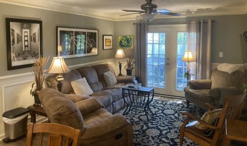 Athens Apartment | Classic City 3 bedroom 2 bath condo with deck close to UGA, Five Points, and Memorial Park in Athens