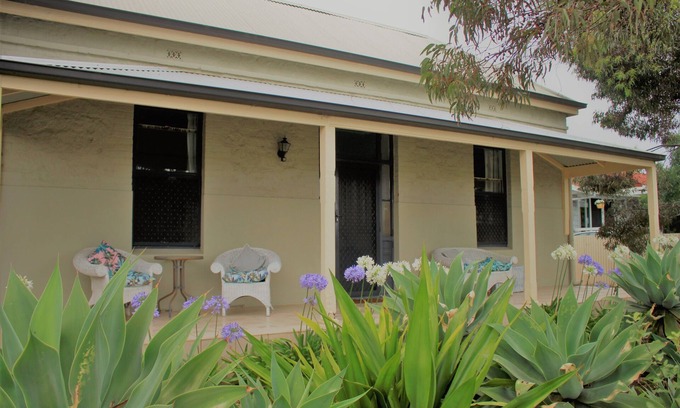 Port Lincoln House | Classic Colonial home, walk to the CBD