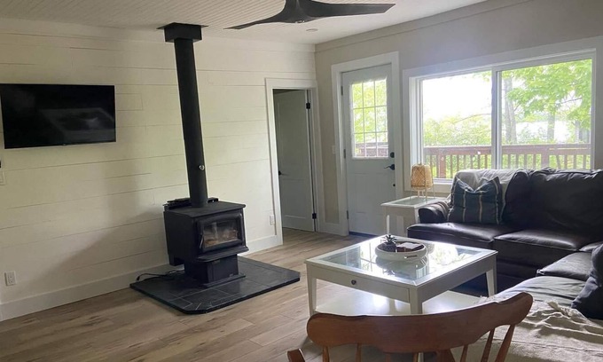 North Kawartha Cottage | Classic Cottage with Dock