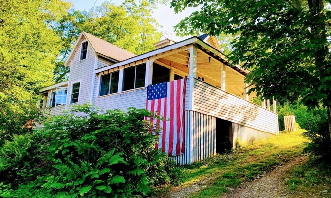 Northport Cottage | Classic cottage overlooking Ocean. 3min walk to beach.