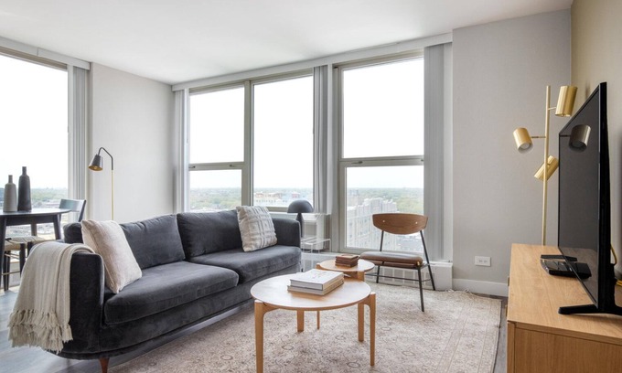 Edgewater Beach Apartment | Classic Edgewater 1BR w/Gym, Deck & Lounge, nr L, by Blueground