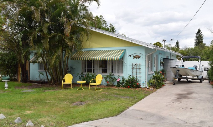Ruskin House | Classic fishing cabin with free kayaks/boats!Close to beach! Dock your boat n/c!