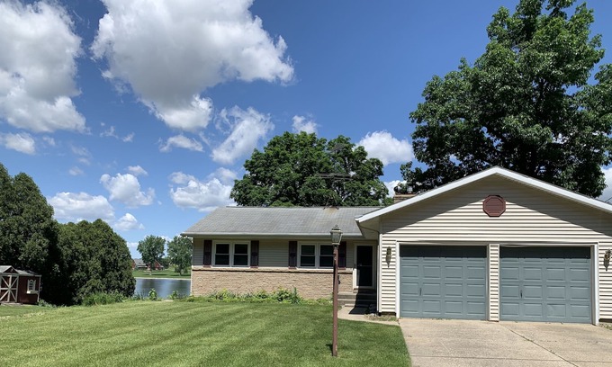 Bradley Cottage | Classic Lakefront Cottage on All-Sports Duncan Lake