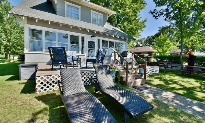 Alexandria Cabin | Classic Lk Le Homme Dieu Cottage! Level sand beach!