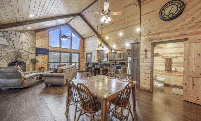 Broken Bow Cabin | Classic log cabin, hot tub, sleeps 6