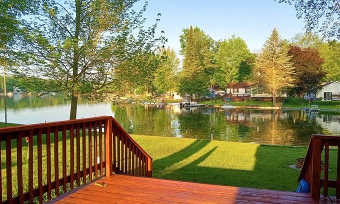 Harrison House | Classic on The Lake, Clean+Quiet, Private Dock, Full kitchen, WIFI+ROKU, Laundry