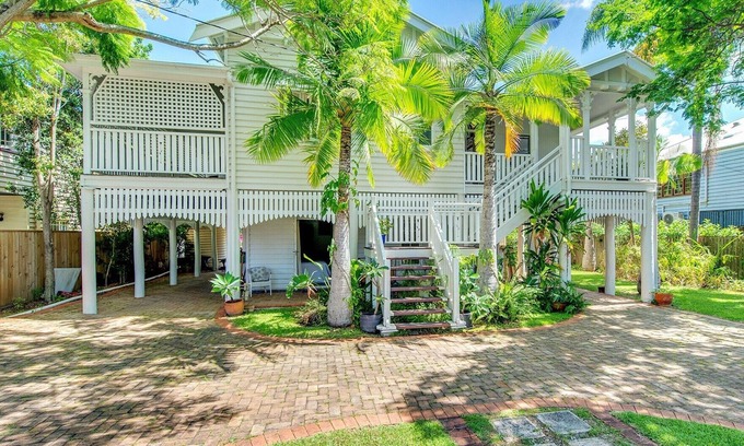 Hawthorne House | Classic Queenslander Close to City cat and Hawthorne Rd Shops & Restaurants hub
