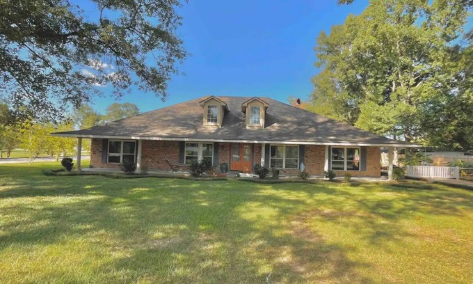 Denham Springs House | Classic southern home! Beautiful big kitchen, and centrally located home.