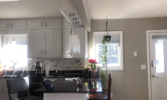 East Bloomington House | classic whole home with fireplace near airport mall of America