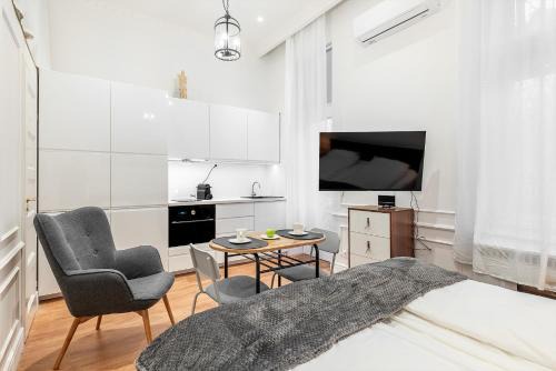 Nepszinhaz negyed Apartment | Classical mini studio with a modern touch!