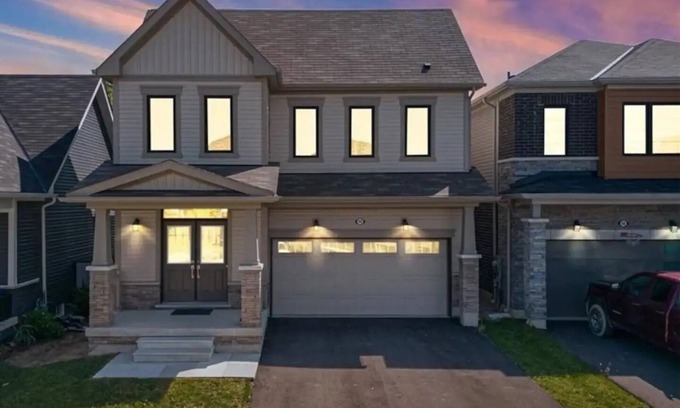 Hagersville House | Classy Home Near Beach & Airportnn
