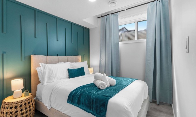 Northwest Edmonton Apartment | Classy | Stylish | 13 min to West Edmonton Mall