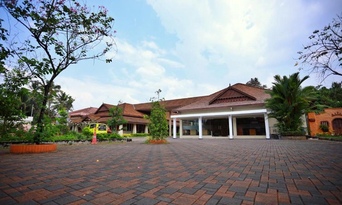 Chalakudy Hotel | Clay House