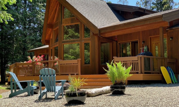 Tofino House | Clayoquot Retreat - Steps from South Chesterman Beach + hot tub. Dog friendly!
