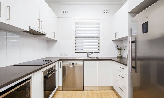 Warabrook House | Clean and stylish 3-bedroom art deco home in wide, tree-lined street