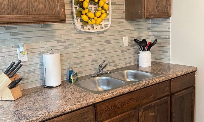 Lake Station House | Clean Apartment close to 80/94, I65 Lake Station 2751 DeKalb 1 bed