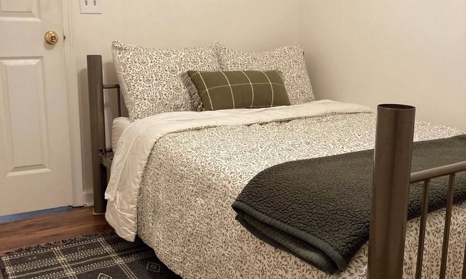 Auburn House | Clean & Bright 3-bedroom/2 full bath Duplex in Auburn