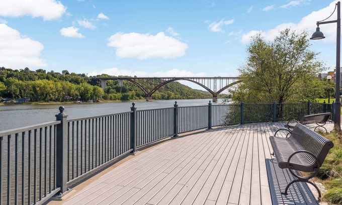 West Seventh House | CLEAN comfortable 2BR GREAT BEDS and bedding. WALK to EXCEL and DT St Paul!