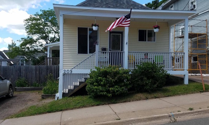 Marquette House | CLEAN, Comfortable, Cute 2 bedrm home - Heart of Marquette!